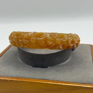 Drop Bracelet Or Honey Jade Carved With Flowers Around The Ring Size 61.8 Mm E593