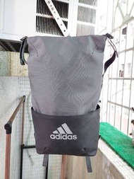 【adidas 愛迪達 長型大容量後背包】adidas 愛迪達 早期 復古 古著 Vintage 年代 老包 背包 後背包 撞色 跳色 書包 學生 潮流 工裝 運動 都會 時尚 文青 品牌 潮牌 街頭 尼龍 機能 中性 百搭 Y2K 收納 OUTDOOR 戶外 登山 旅遊 環島 收藏 打球 陽光 型男 辣妹 韓系 日系 歐美 飾品 穿搭