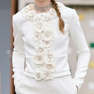 Chanel 香奈兒 2025 早春度假 白色山茶花立體貼飾 水晶裝飾 外套