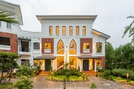 ELIVAAS 4 BHK with Pvt Pool & Garden -Laguna Quest