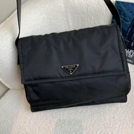 PRADA cini三角標大號郵差包 新款 尺寸36*28*14 99新配件塵袋