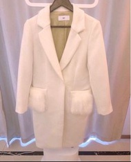 日本SLY品牌❤️專櫃購買保證正品🌟 白色長版大衣外套！口袋上的狐狸毛超級美 還可以拆下❤️低價割愛🌟