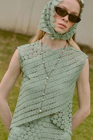 ( S-M พร้อมส่ง / L พรีออเดอร์ 7 วัน )  Perana เสื้อลูกไม้ Vivian crop ( สีเขียว green )