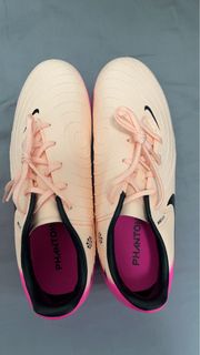 Nike Phantom 足球鞋