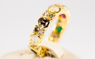 (R16 ชื่อแบบ "มาลาการ") : แหวนทองคำพิรอดประดับพลอยนพเก้า เรียงสลับเพชรซีกแท้
