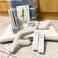 Wii 主機 + Wii fit plus平衡板 + 各式配件  全套綁售 送相關書籍、遊戲光碟