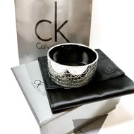 超搶眼龐克風 🌟 Calvin Klein / CK logo 不銹鋼 寬版手環~