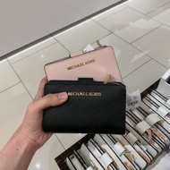 《現貨+預購》Michael kors mk 金字LOGO素面防刮皮革釦式中夾 多色現貨 新色上市