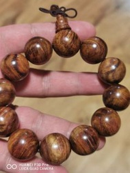 海南黃花梨手串，全新庫存，20mm，全新庫存，天然物品，不適合完美主義者，，海南黃花梨亦稱“降壓木”，《本草綱目》中對海南黃花梨明的記載：叫降香，有舒筋活血，降血壓、降血脂的作用。海南黃花梨木屑木粉，