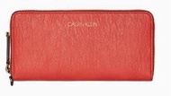 美國正貨Calvin Klein 鋼印立體Logo 十字防刮皮革 拉鍊掛式長夾/手拿包 (咖啡色/酒紅色)