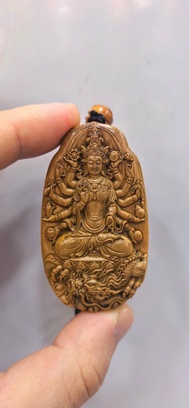 猛獁【千手觀音菩薩】十二生肖鼠守護神 大師八大守護神系列。新品手工創作，高浮雕鏤空立體大氣，供奉級佛像掛牌，人物刻畫立體傳神，線條流暢美潤細膩。 尺寸：60.5*34.7*11.4mm 重量：31.1