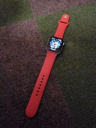 Apple Watch Series 6 (GPS)；44 毫米銀⾊鋁⾦屬錶殼；(PRODUCT)RED 運動錶帶