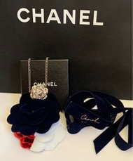 Chanel (立體晶鑽山茶花）項鍊🙋美品；同款立體胸針二手價近35000元！分享價！