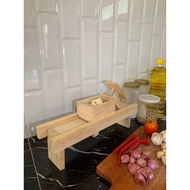 MERAH Onion slicer Onion slicer Red onion slicer made of wood