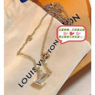 全新正品 LV 路易威登 Iconic 字母logo 鑽石項鏈 玫瑰金 花卉吊飾 鎖骨鏈 M00596 首飾 飾品
