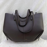 款手袋是來自法國品牌Polène 的Cyme Mini Textured