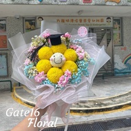 💐預訂鮮花花束 🎂生日花束 🎓畢業花束 💛7枝乒乓菊哈哈笑花束  🌹花材：7枝乒乓菊、配花，早鳥價：$308 📐花束高度約45cm 🛍花束專用袋+$15 🎓畢業帽+$10 💡LED燈+$15 📝心意卡