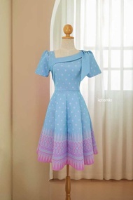 N743👍 ชุดเดรสผ้าทอลายเนื้อไหมมัดหมี่ ทอไล่สีพิเศษ แต่งโบว์คาดอกสีพื้น กระโปรงทรงบานย้วย แปดชิ้น งาน