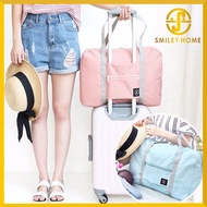 Smiley Home กระเป๋าผ้าบรรจุของใช้ต่าง ๆ พับเก็บได้ และสามารถหิ้วได้หรือนำไปเสียบบนแกนกระเป๋าเดินทางเพื่อลาก ผ่อนแรงได้