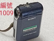 編號1009/SONY DCR-PC55，實物拍照如圖所示，無周邊電池退化無法測試好壞，當零件機，虧售1000元。