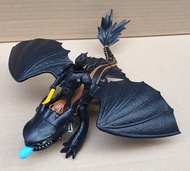 Mô hình nhân vật rồng và Hiccup màu đen trong phim "Bí Kíp Luyện Rồng"