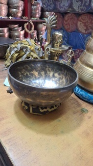 Harness the Power of the Full Moon – 29 cm 2.5 kg Handmade Singing Bowl from Nepal