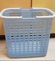 藍色大洗衣籃原價800，日本製造，做工精緻質感佳，無毒無味不變形經久耐用，45×30深38公分9成新唯此一個