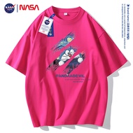 เสื้อยืดแขนสั้นผ้าฝ้ายแท้คอกลมพิมพ์ลายการ์ตูน NASA สำหรับผู้ชายและผู้หญิง ทรงหลวม สไตล์ฤดูร้อน เสื้อ