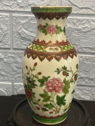 （特價瑕疵品）廣彩 手繪蝶戀花 花瓶  Chinese Vintage Vase