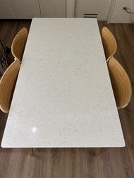 Ikea 石英石餐桌