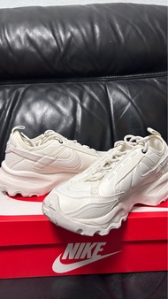 Nike tc7900 24.5小白鞋 經典米白色老爹鞋