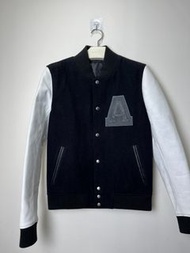 小鬼 黃鴻升品牌 AES 皮袖 黑色 內鋪棉 棒球外套 【尺寸】：M號 肩寬 : 44、胸寬 : 51、袖長 : 71、全長(不含領) : 66 【新舊】：90%