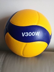 [Harga Lelong+Free One Pump Mini] ORIGINAL Mikasa V300W Volleyball Original TOURNAMENT GRED/ Bola Ta