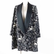 香奈兒 (CHANEL) P60011 棉質大衣，真絲襯裡，飾有 Coco Mark 紐扣，成色極佳。黑色和淺米色印花披肩顏色大衣。尺寸 36。法國製造。正品。女款。