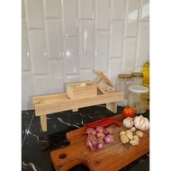 MERAH Onion slicer Onion slicer Red onion slicer made of wood