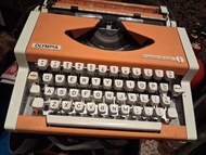 Olympia Traveller de Luxe 便攜式打字機。