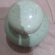 Guci Celadon antik