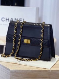 Chanel vintage 黑金羊皮2.55轉扣梯形鏈條包。尺寸23-17-8。配件塵袋盒子。整體成色挺好，原始成色。標清楚1開