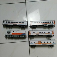 INDONESIAN TRAIN SET LOCOMOTIVE CC201 4 CARRIAGES AND RAILS
