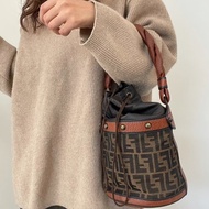 Fendi老花zucca圓水桶手提包28*25 98新配件塵袋