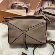 羅意威/Loewe 沙色拼色puzzle幾何包 小號附件防塵和肩帶。