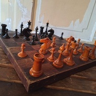 紅黑摩爾多瓦俄羅斯象棋組 — 1953 年製造的舊蘇聯象棋遊戲