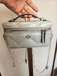 Tory Burch菱格鏈條盒子包，銀色鏈條肩帶可手提or斜挎。尺寸約17.511.5cm，