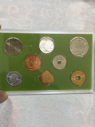 一套日本紀念幣，中間帶一個銀幣，售價350