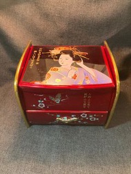 早期六零七零年代 日本歌姬圖案 塑膠珠寶音樂盒 嫁妝音樂盒 裡面的小娃娃會旋轉 長19寬15.5高16.2公分