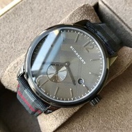 BURBERRY戰馬手錶 BU10010 黑色經典格紋復古立體暗花表盤 時尚休閒男生腕錶 防水石英錶男錶40mm