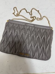 Mui Miu Matelassé 羊皮抓皺手拿包