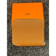 愛馬仕Hermes Hermès 絲巾短夾 金棕色 自由之城 小狗絲巾短夾