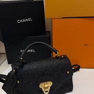 LV黑金壓紋手提郵差包