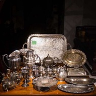 現金回收～白銀純銀925銀，舊銀鍊舊戒指舊首飾、銀茶壺銀杯碟、銀刀叉筷子用具等，銀擺設銀獎杯、銀煙盒銀火機銀水筆、爛左碎左支離破碎，戴唔到過時老土，集埋一齊拿來回收，給銀器一個新生命，好過放在家中用唔